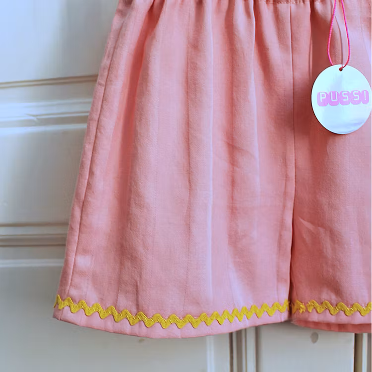 Rosa shorts med zig-zag band ca. 98/104