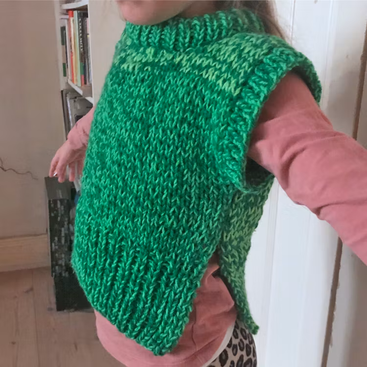Blå/rosa stickad väst ca. stl. 110/116