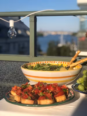 Amalfi stor salladskål, 30 cm med gul botten och fiskmönster