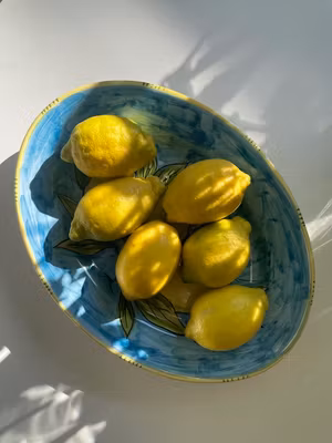 Limone Bianco, uppläggningsfat med citronmönster på turkos botten, 37 cm
