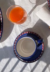 Amalfi cappuccinokopp med fat, blå med fiskmönster
