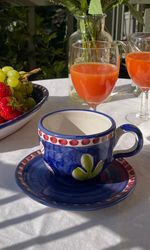 Amalfi cappuccinokopp med fat, blå med fiskmönster