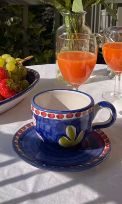 Amalfi cappuccinokopp med fat, blå med fiskmönster