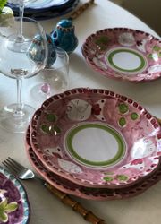 Amalfi djup tallrik, rosa med fiskmönster, 23 cm