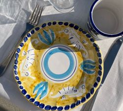 Amalfi, djup tallrik, gul med sjöhästmönster, 23 cm