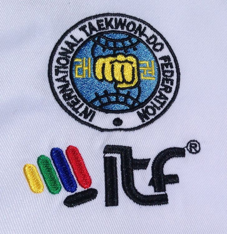 MIGHTY FIST: ITF TAEKWON-DO DRÄKT NYBÖRJARE