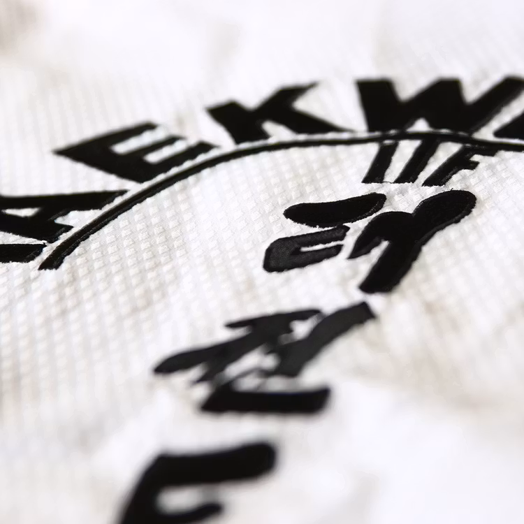 MIGHTY FIST: ITF TAEKWON-DO DRÄKT MATRIX FÄRGBÄLTE