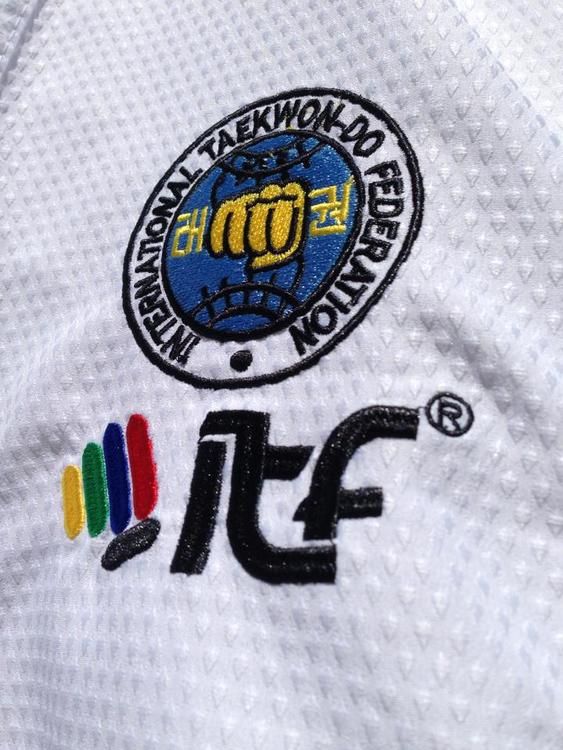 MIGHTY FIST: ITF TAEKWON-DO DRÄKT MATRIX 1-3 DAN