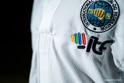 MIGHTY FIST: ITF TAEKWON-DO DRÄKT LUMIX FÄRGBÄLTE