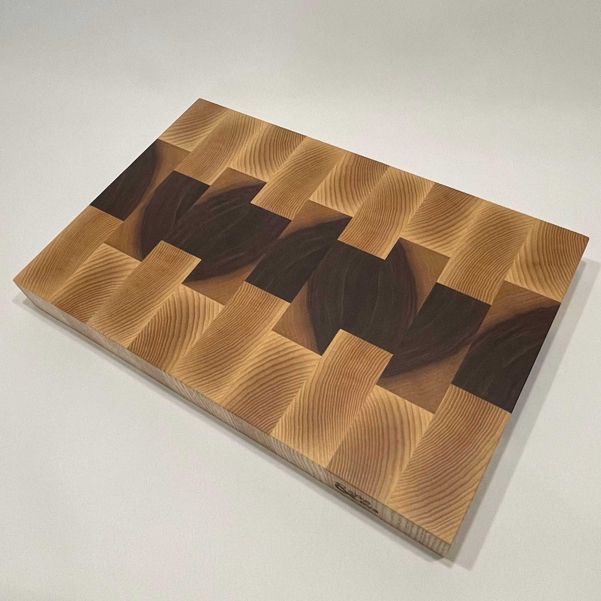 Skärbräda i ask och valnöt