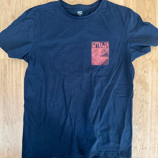 KRISTIAN OLSSON Giftnålen (M) (USED) T-SHIRT