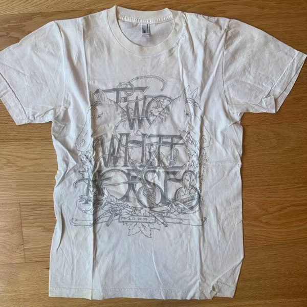 TWO WHITE HORSES A.D. 2009 (S) (USED) T-SHIRT