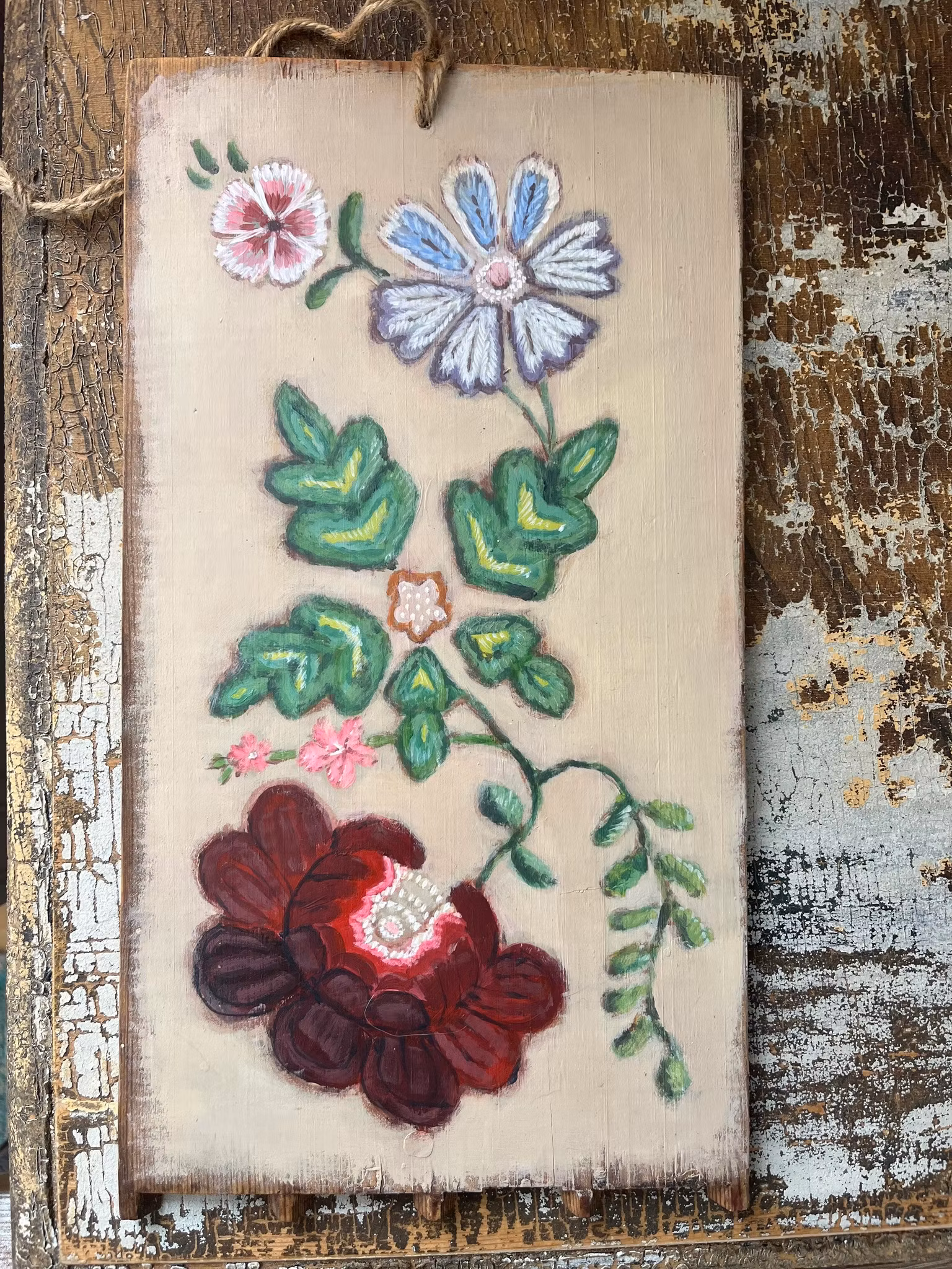 Trätavla påsömblommor i rött och blått