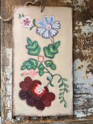 Trätavla påsömblommor i rött och blått