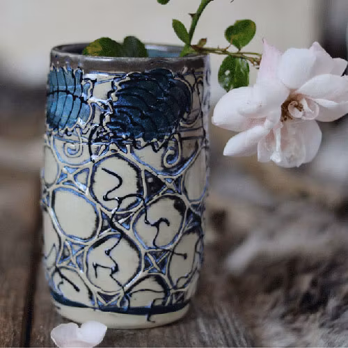 handgjord keramik i stengods, vas webshop, mönstrad vas, webshop, reliefmönster, mönster skapade på frihand, keramik webshop, vas webshop, vas