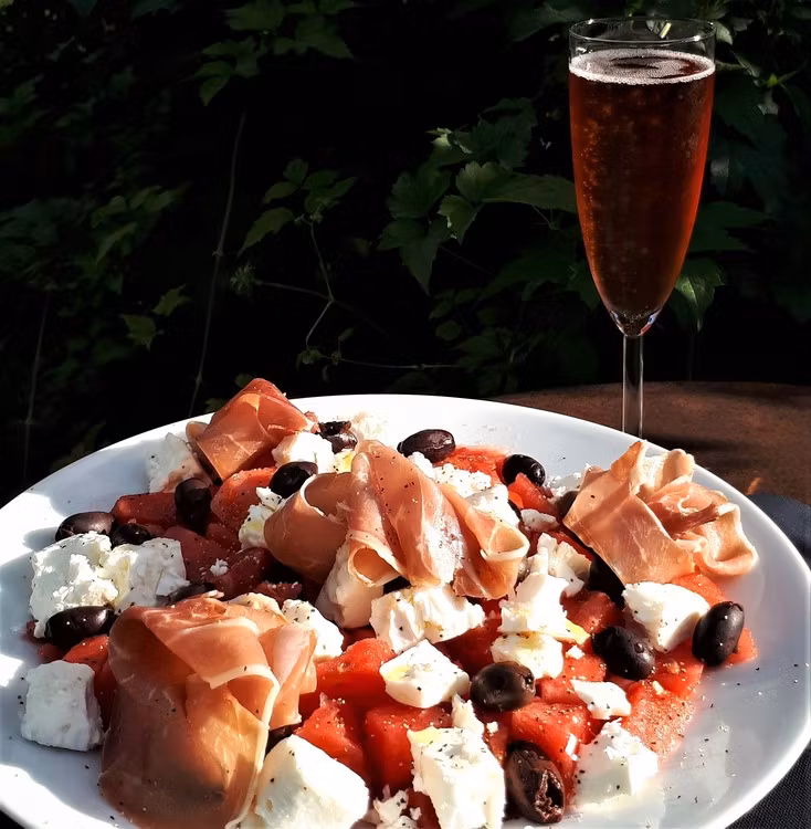 drejkurs med mingel bubbel, god mat och vin. Dreja 3-6 personer. Jag håller flera olika keramikkurser där du även får prova att skulptera med lera. Lär dig dreja. svensktillverkad keramik