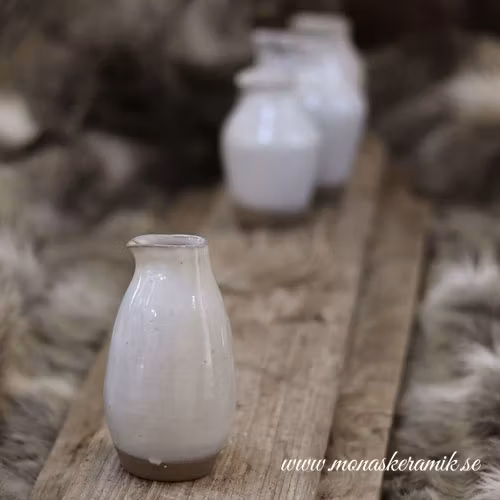 svensk keramik i stengods, drejad kanna, drejad saké kanna, mjölkkanna, drejad kanna för mjölk, vit glasyr över grå lera