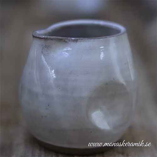 keramik i stengods, handgjord keramik, handgjord mjölkkanna, drejad mjölkkanna, greppvänlig mjölkkanna, kanna, kannor, liten kanna, liten mjölkkanna