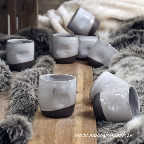 handgjord keramik i stengods greppvänlig mugg för te kaffe eller annan valfri dryck svensktillverkad kopp svenskt krukmakeri