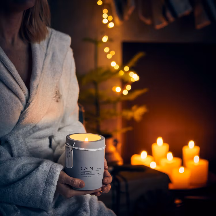 Doftljus CALM Pineapple, bergamot & lavender. H12cm