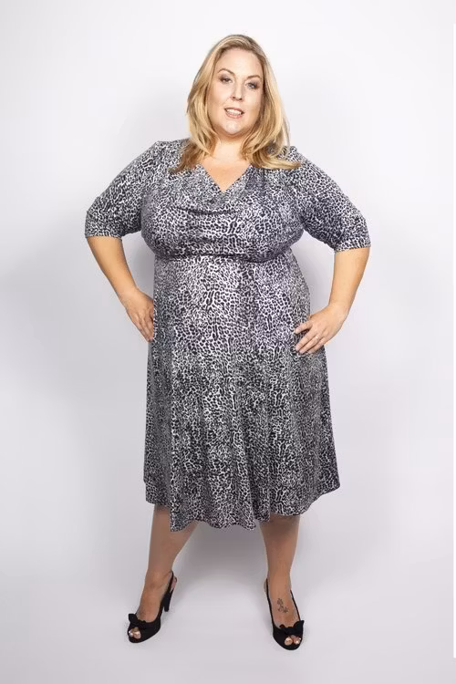 plus size klänning svart leopard modern