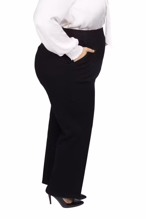 Byxa svart med smala ben och resor