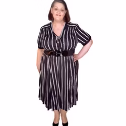 Randig svart/vit klänning med skärp i midjan