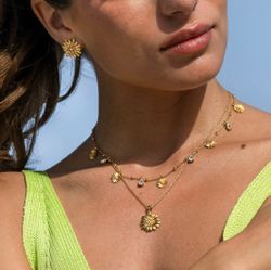 Daisy Earrings Gold/ Crystal