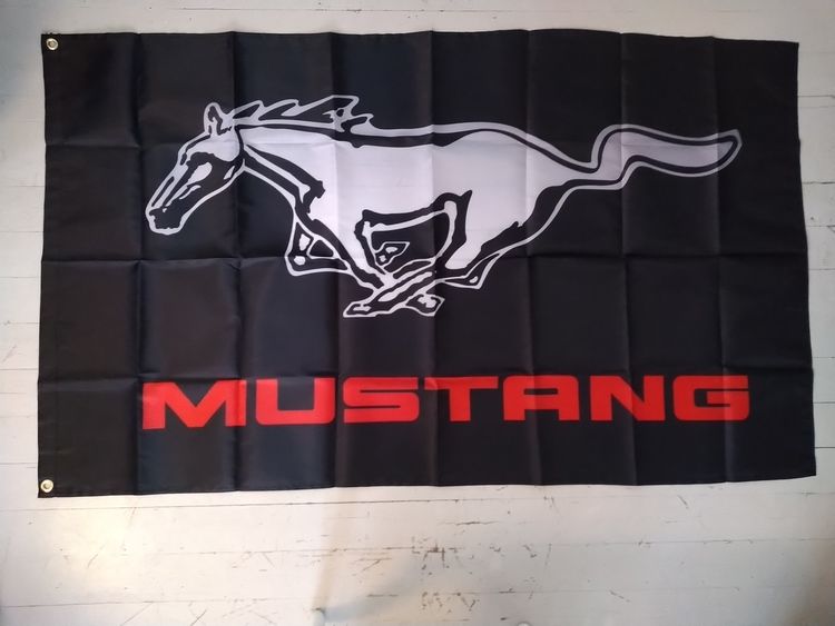 Flagga/Väggbonad Mustang