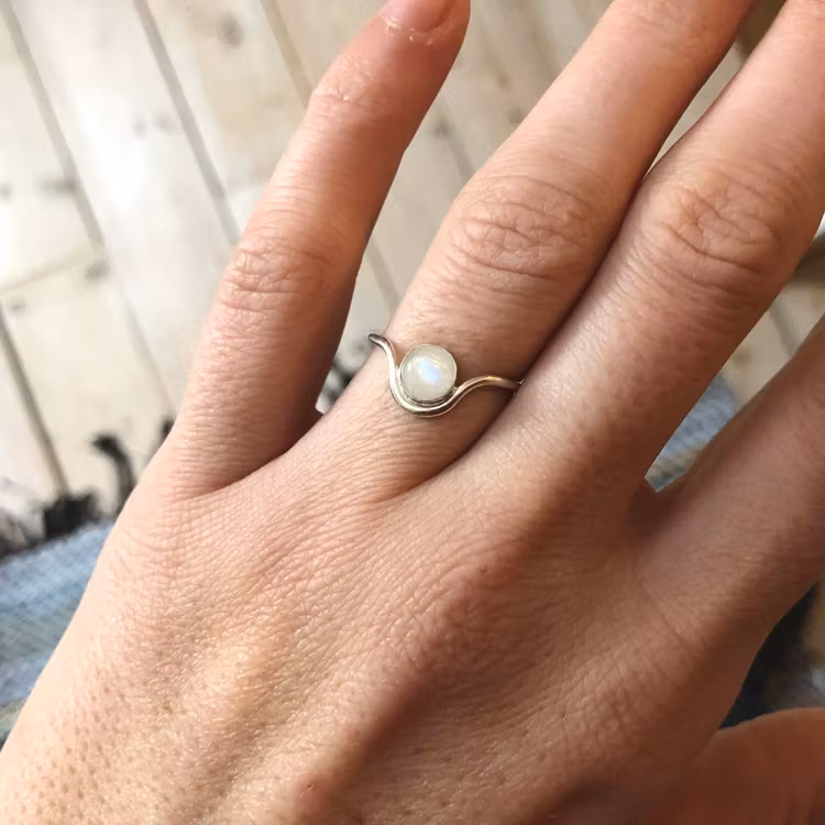 BÖJD RING MED MÅNSTEN