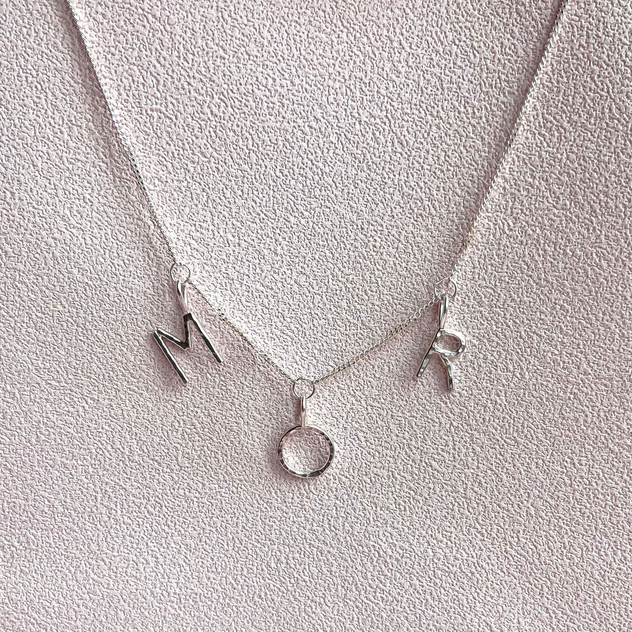 BOKSTÄVER HALSBAND