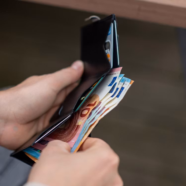 Exentri Multiwallet, exklusiv och smart plånbok med myntfack och plats för kort, sedlar och kvitton.