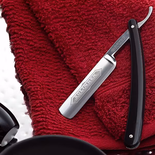 Dovo Rakkniv 101 Best Quality i kolstål med handtag i svart akrylglas.