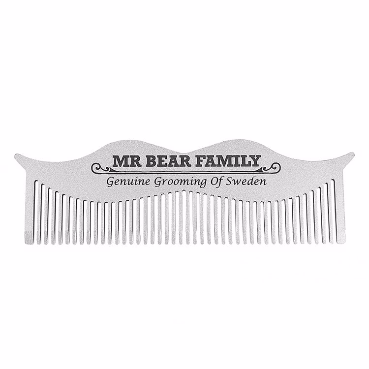 Mr Bear Family Moustache Steel Comb, en liten skäggkam som ryms perfekt i byxfickan.