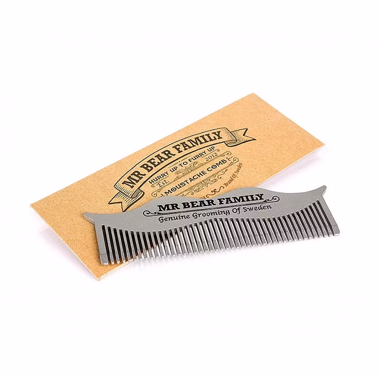 Mr Bear Family Moustache Steel Comb, en liten skäggkam som ryms perfekt i byxfickan.