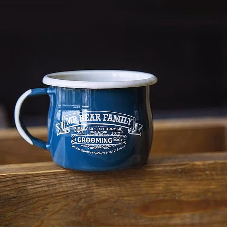 Mr Bear Family Enamel Mug, Praktisk mugg i emalj som inte rostar.