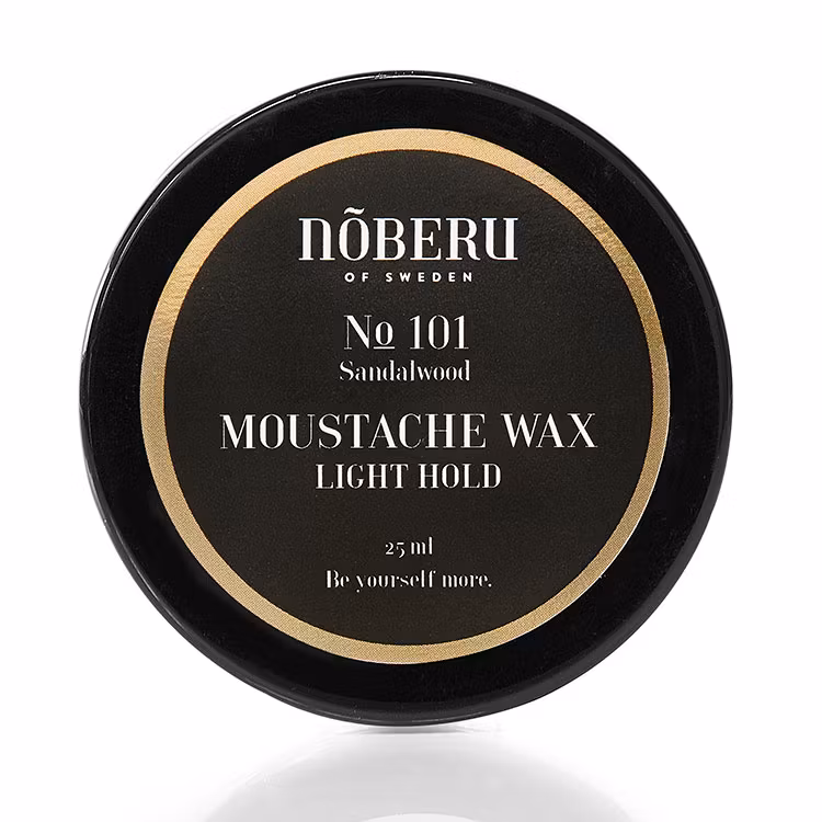 Nõberu of Sweden Moustache Wax Light Hold Sandalwood, Lättarbetat vax för dig som har en enkel mustasch som bara ska ligga på plats utan krusiduller.
