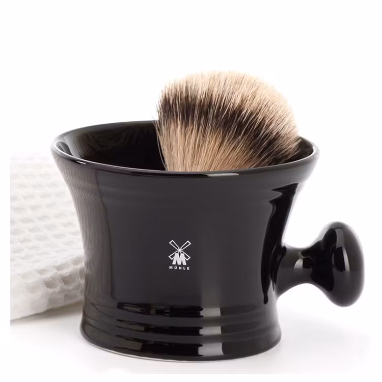 Mühle Rakmugg Svart Porslin RN46, en rakmugg i porslin med ergonomiskt handtag och extra hög kant.