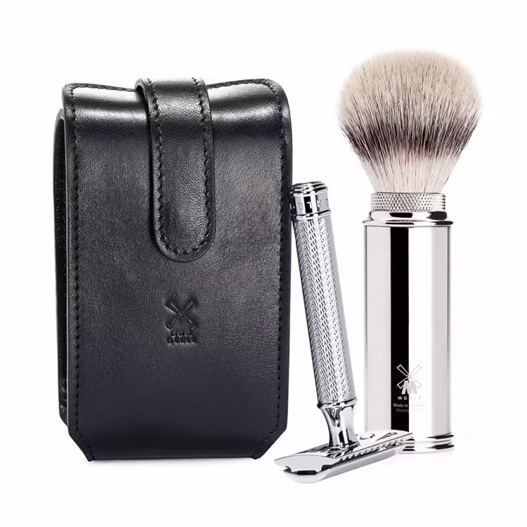 Mühle Reseset Säkerhetshyvel Svart, ett komplett resekit av högsta kvalitet med läderfodral, rakborste och säkerhetshyvel.