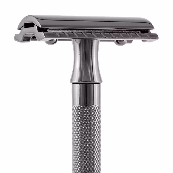 Merkur Säkerhetshyvel 23 Black, en klassisk säkerhetshyvel med längre handtag i läcker svart design.