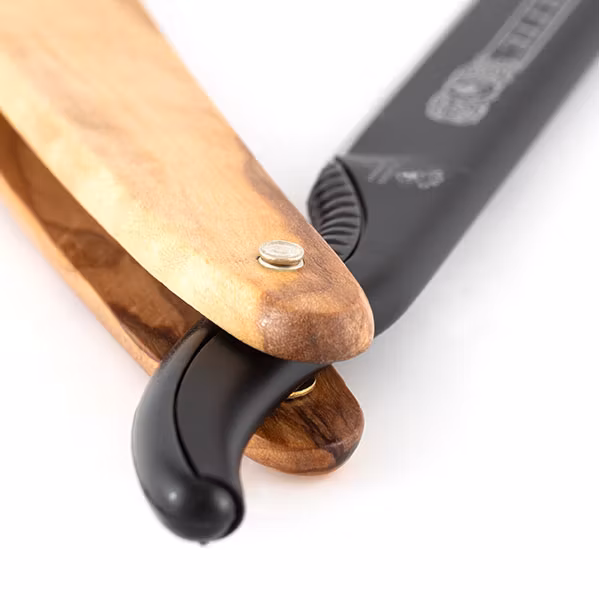 Dovo Shavette Olivträ, rakkniv med utbytbara blad i en snygg kombo av mattsvart aluminium och olivträ.