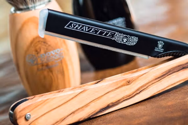 Dovo Shavette Olivträ, rakkniv med utbytbara blad i en snygg kombo av mattsvart aluminium och olivträ.