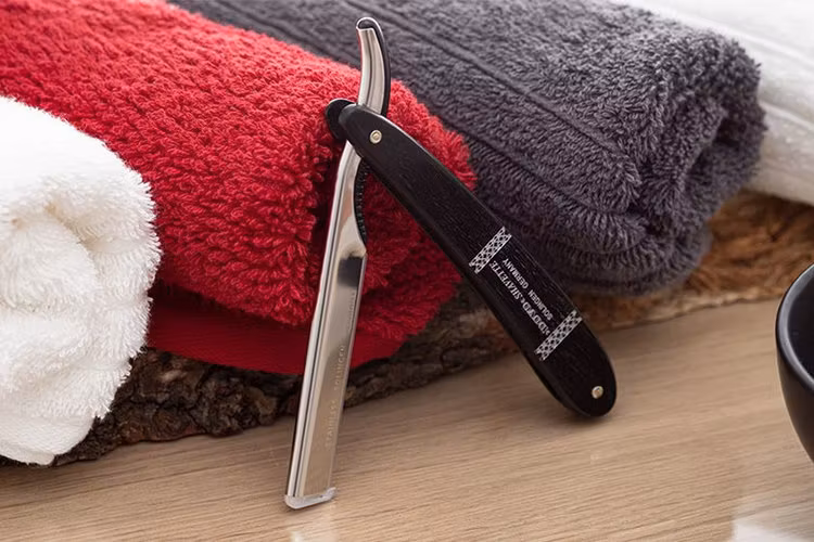 Dovo Shavette Ebenholts, något tyngre rakkniv med utbytbara blad i en elegant kombo av rostfritt stål och svart ebenholts.