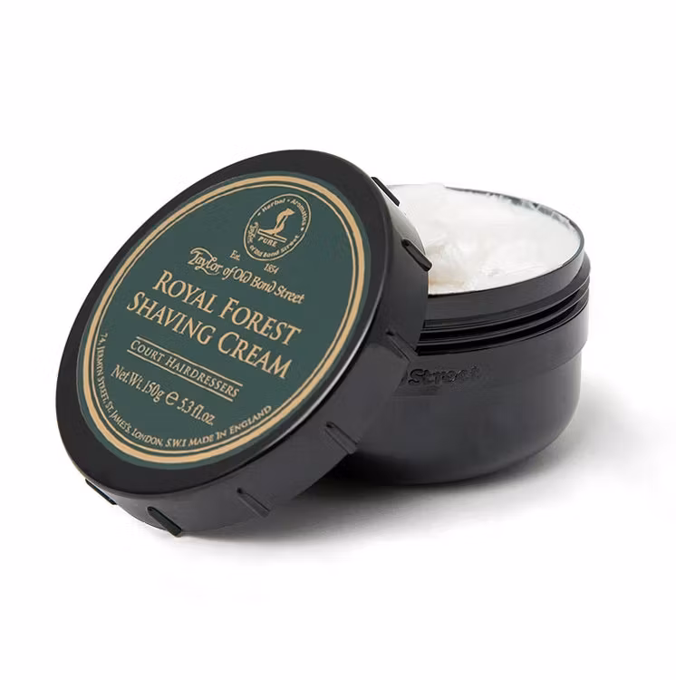 Taylor of Old Bond Street Royal Forest Shaving Cream Bowl 150 g, rakkräm i burk som skapar ett mjukt och krämigt lödder. Förförande doft som bjuder på en förstklassig engelsk rakning!