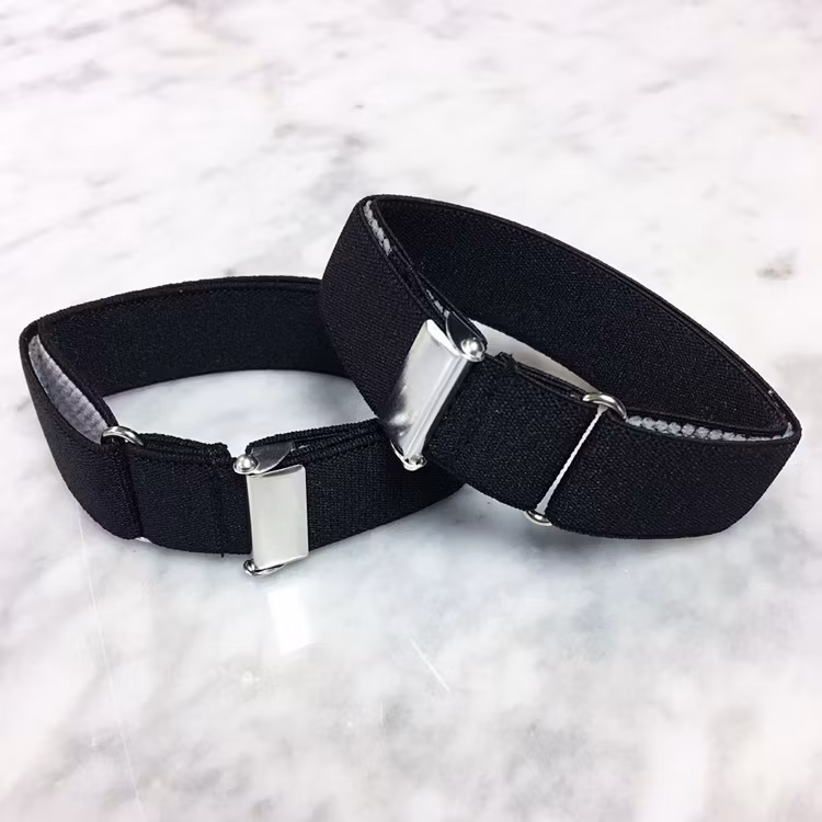 Dako Ärmhållare Tyg Svart, Klassiska ärmhållare i resårtyg som håller ärmen på plats i önskad längd.