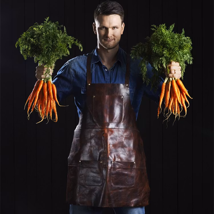 Carlobolaget Skinnförkläde, med sele i ryggen som inte belastar halsen.