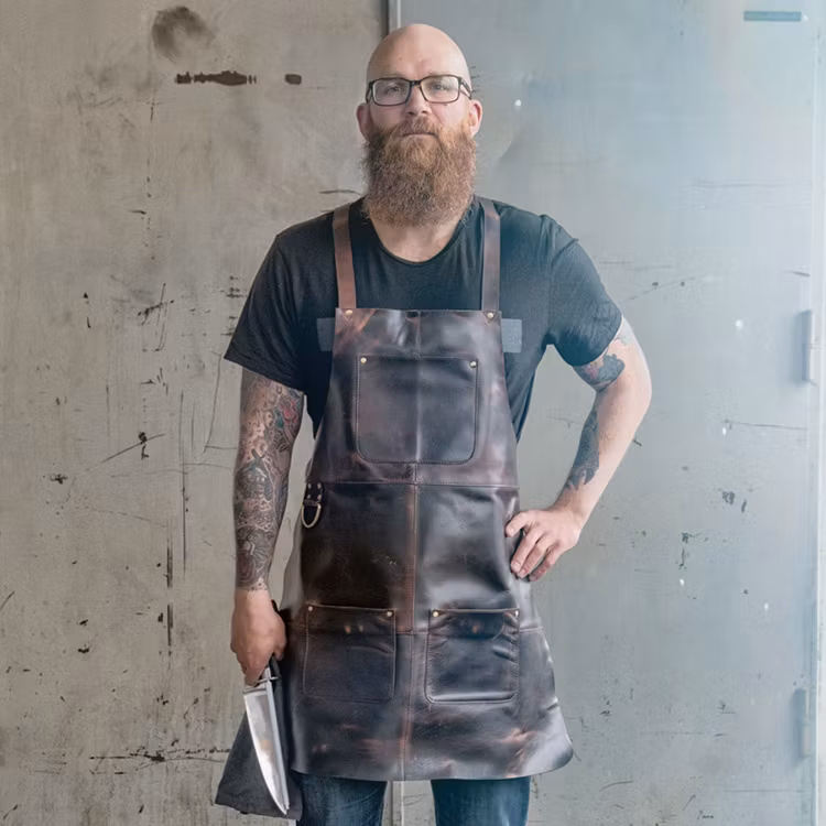 Carlobolaget Skinnförkläde, med sele i ryggen som inte belastar halsen.