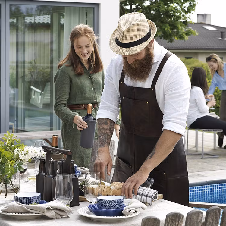 Carlobolaget Skinnförkläde, med sele i ryggen som inte belastar halsen.