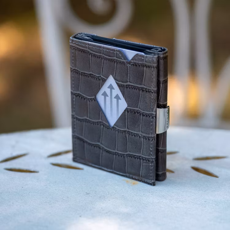 Exentri Wallet Caiman Grey, smart plånbok designad för kort, sedlar och kvitton.
