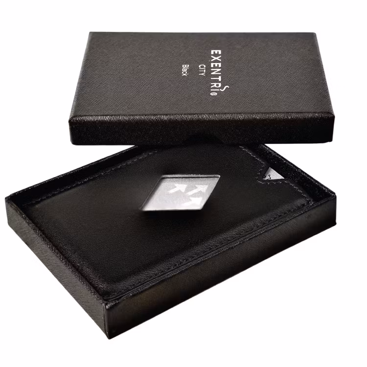 Exentri City Black, liten, praktisk och elegant korthållare designad för 3 kort.